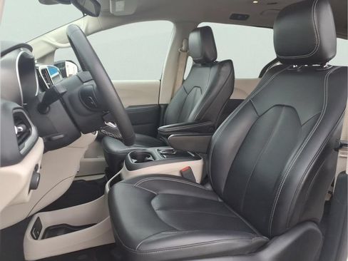 Used 2024 Chrysler Pacifica Touring-L FWD image 19