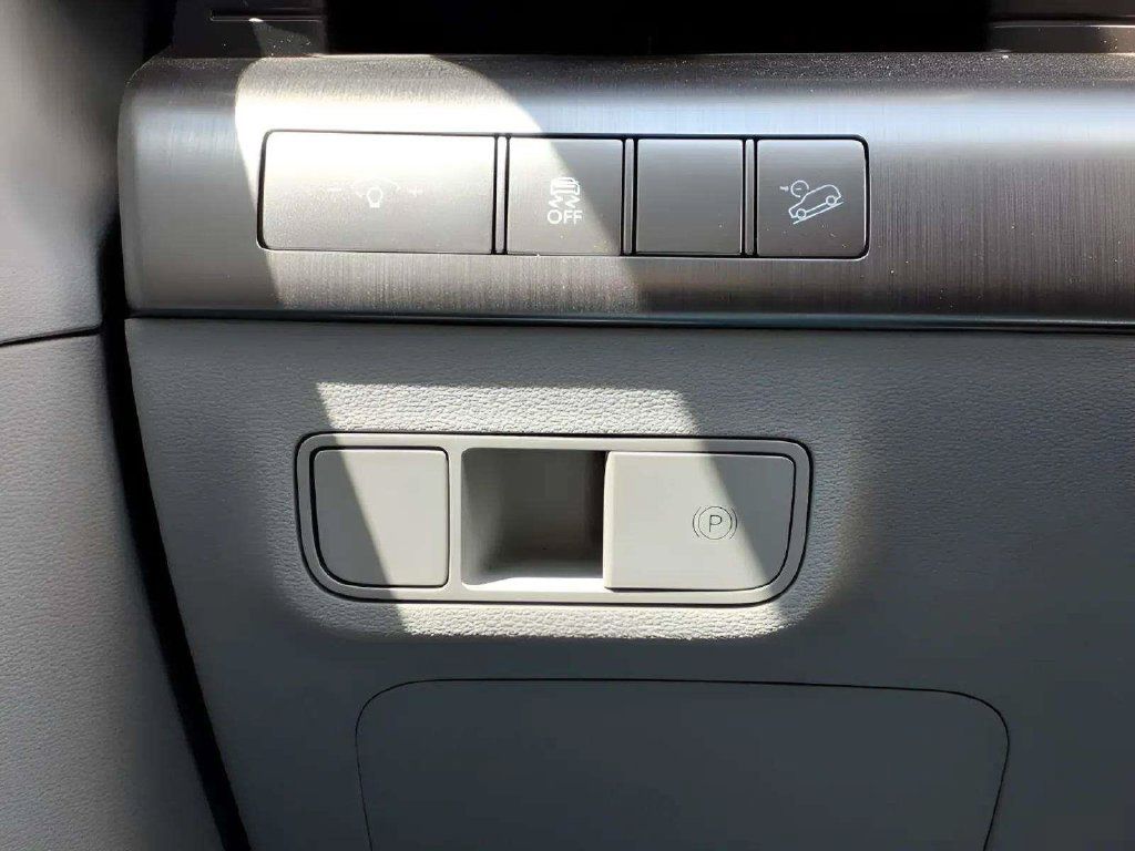 Used 2025 Hyundai Kona SEL FWD image 17
