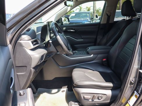 Used 2020 Toyota Highlander XLE image 17