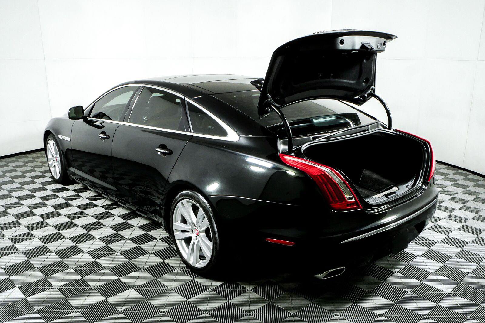Used 2013 Jaguar XJ L Portfolio AWD/4WD image 33