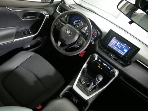 Used 2020 Toyota RAV4 LE image 9