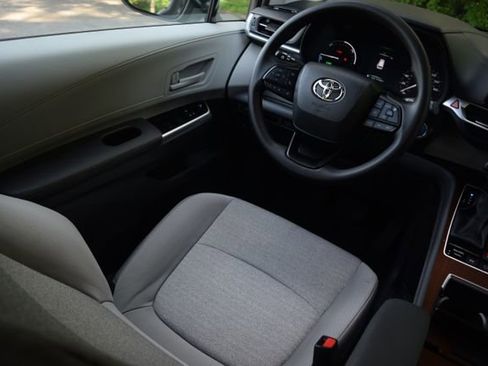 Used 2024 Toyota Sienna LE AWD/4WD image 2