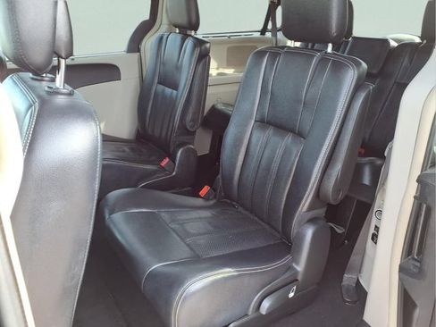 Used 2015 Chrysler Town & Country Touring-L w/ Driver Convenience Group FWD image 18
