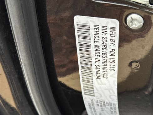 Used 2024 Chrysler Pacifica Touring-L image 34