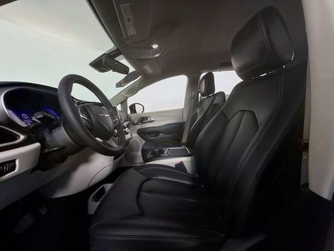 Used 2024 Chrysler Pacifica Touring-L FWD image 6