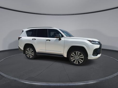 Used 2025 Lexus LX 600 4WD w/ Appearance Package image 2