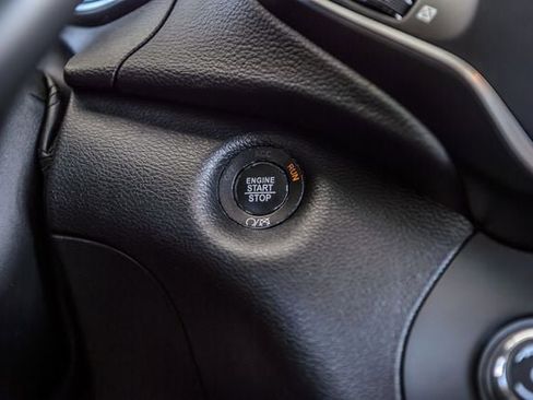 Used 2019 Jeep Cherokee Latitude Plus FWD image 28