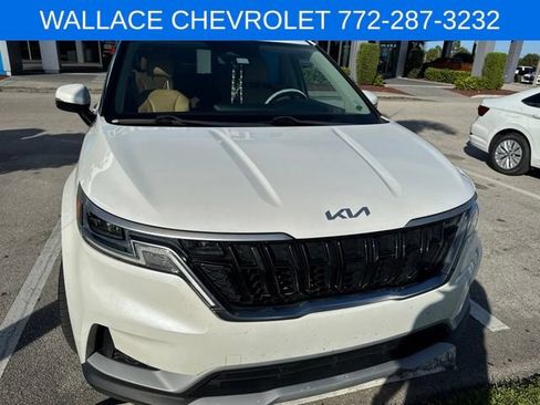 Used 2022 Kia Carnival LX FWD image 1