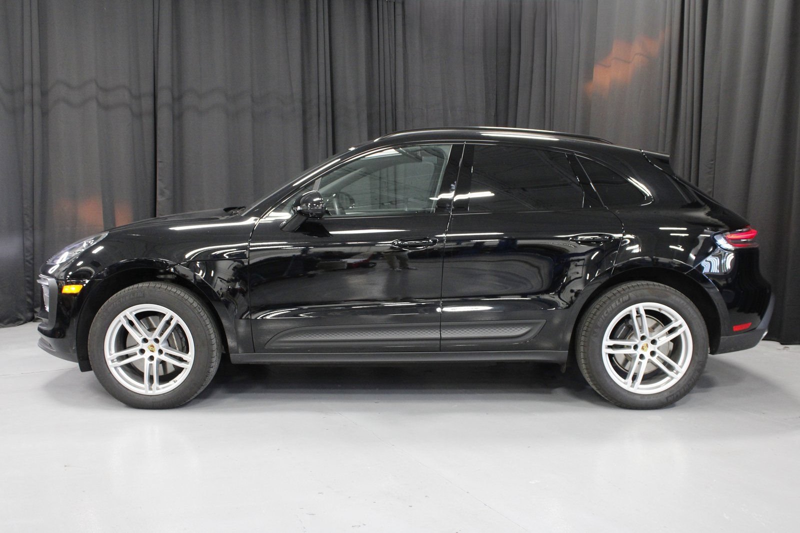 Certified 2025 Porsche Macan AWD/4WD image 2
