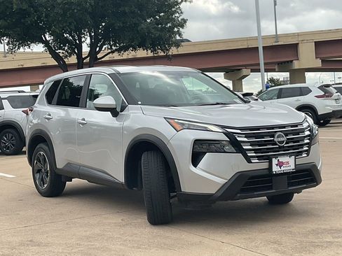 Used 2025 Nissan Rogue SV FWD image 3