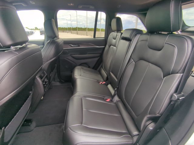 New 2027 Jeep Grand Cherokee Limited RWD image 15