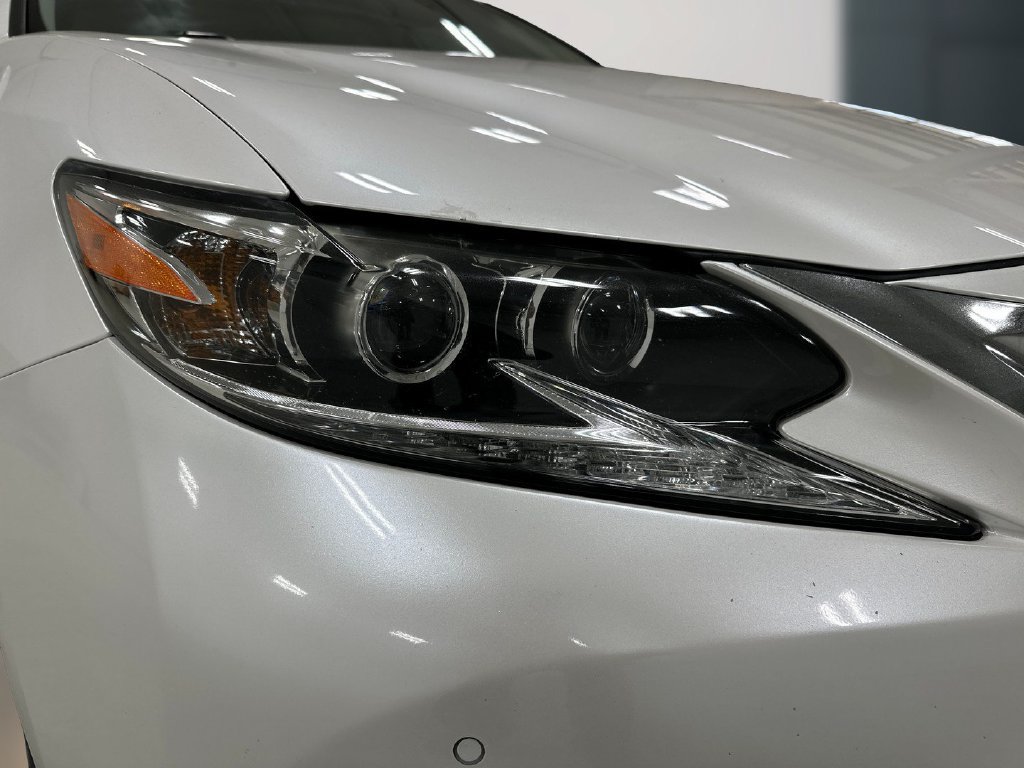 Used 2016 Lexus ES 300h w/ Luxury Package w/Wood Trim FWD image 11