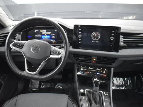 Used 2025 Volkswagen Jetta SE FWD image 12