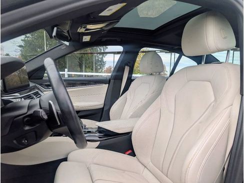 Used 2022 BMW 530i xDrive w/ M Sport Package image 15