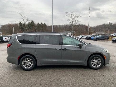 Used 2021 Chrysler Pacifica Touring image 8