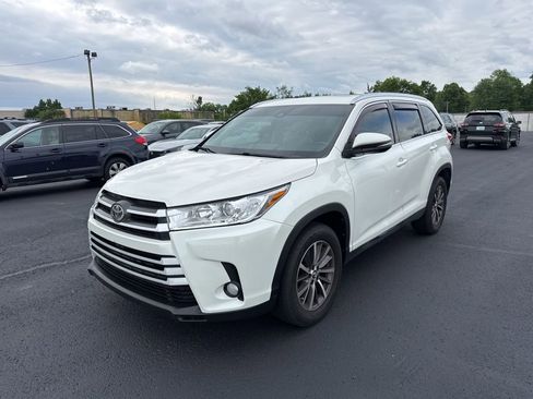 Used 2019 Toyota Highlander XLE FWD image 3