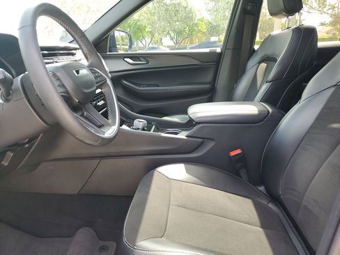 Used 2024 Jeep Grand Cherokee Altitude RWD image 17