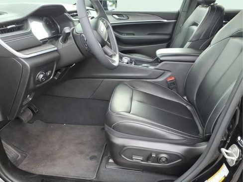 Used 2024 Jeep Grand Cherokee Limited AWD/4WD image 19