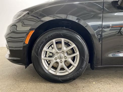 Used 2024 Chrysler Pacifica Touring-L image 11