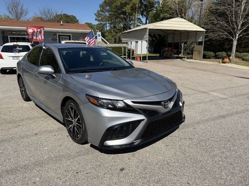 Used 2021 Toyota Camry SE FWD image 3