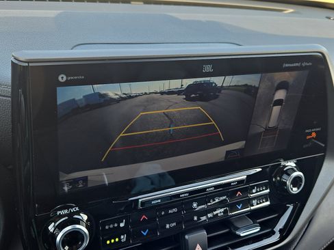 Used 2021 Toyota Highlander Limited image 16