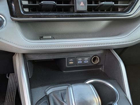 Used 2022 Toyota Highlander LE FWD image 8