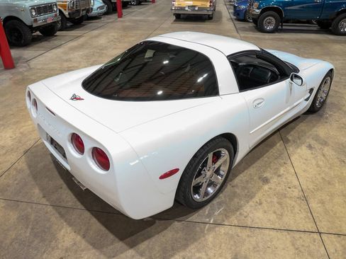 Used 1998 Chevrolet Corvette Coupe w/ Memory Pkg RWD image 17