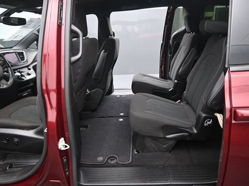 Used 2020 Chrysler Pacifica Touring w/ S Appearance Package FWD image 13