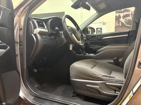 Used 2018 Toyota Highlander LE AWD/4WD image 15