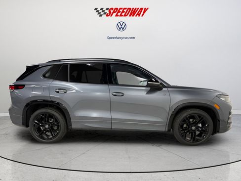 New 2026 Volkswagen Tiguan SE R-Line FWD image 8