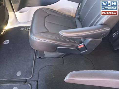Used 2024 Chrysler Pacifica Touring-L FWD image 17