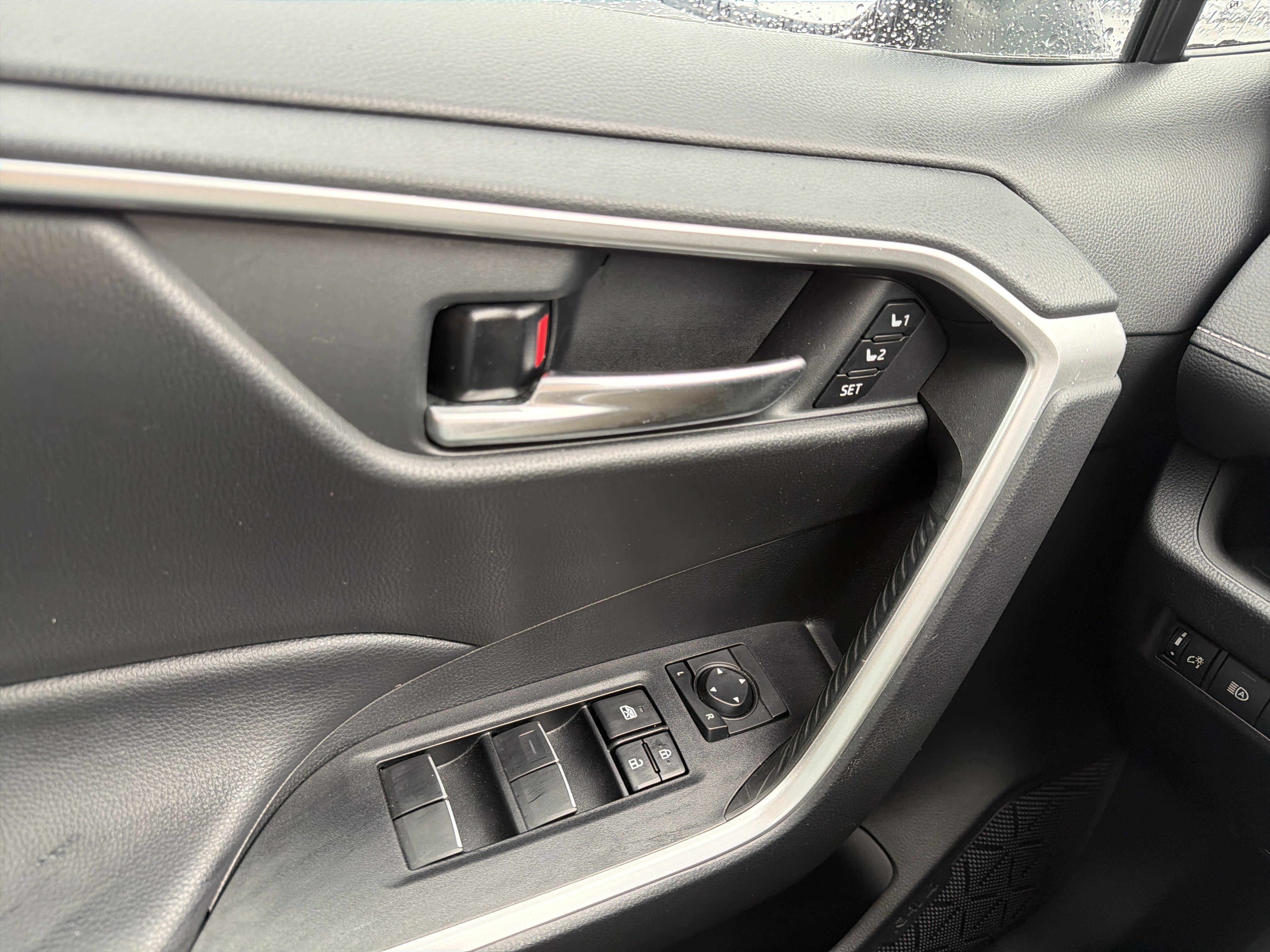 Used 2021 Toyota RAV4 XLE Premium AWD/4WD image 14