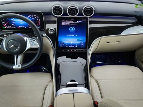 Used 2025 Mercedes-Benz GLC 300 4MATIC image 22