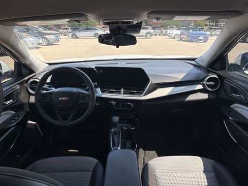 Used 2024 Chevrolet Trax LT FWD image 30