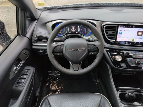 Used 2023 Chrysler Pacifica Limited w/ Uconnect Theater Family Group image 14