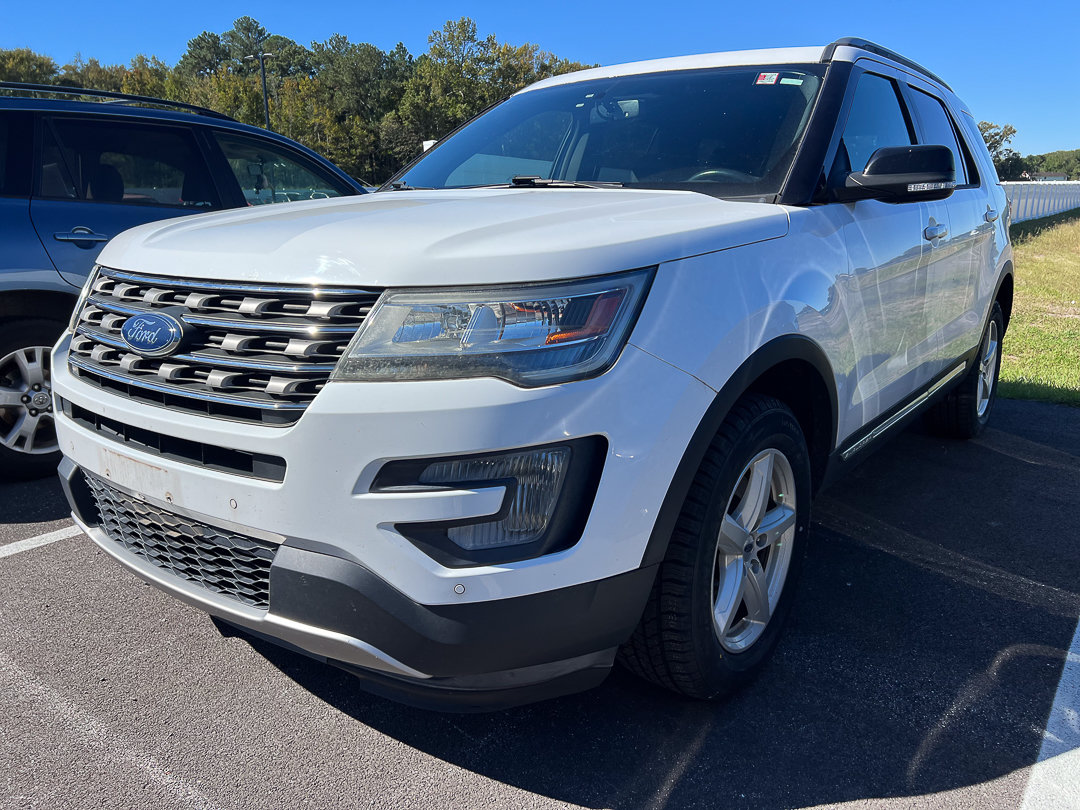 Used 2017 Ford Explorer XLT w/ Equipment Group 201A AWD/4WD image 2