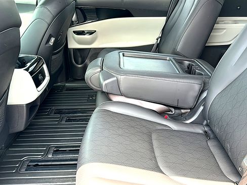 Used 2023 Kia Carnival EX FWD image 18