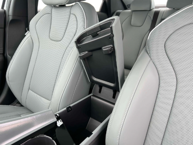New 2025 Hyundai Elantra Limited FWD image 18