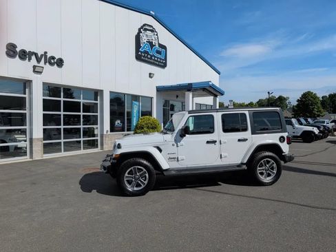 Used 2018 Jeep Wrangler Unlimited Sahara AWD/4WD image 9
