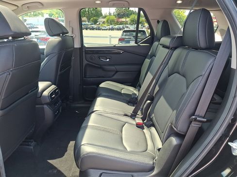 Used 2023 Honda Pilot Touring image 10