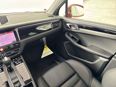 Certified 2025 Porsche Macan image 28