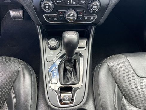 Used 2019 Jeep Cherokee Limited image 22