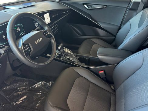 Used 2023 Kia Niro EX FWD image 9