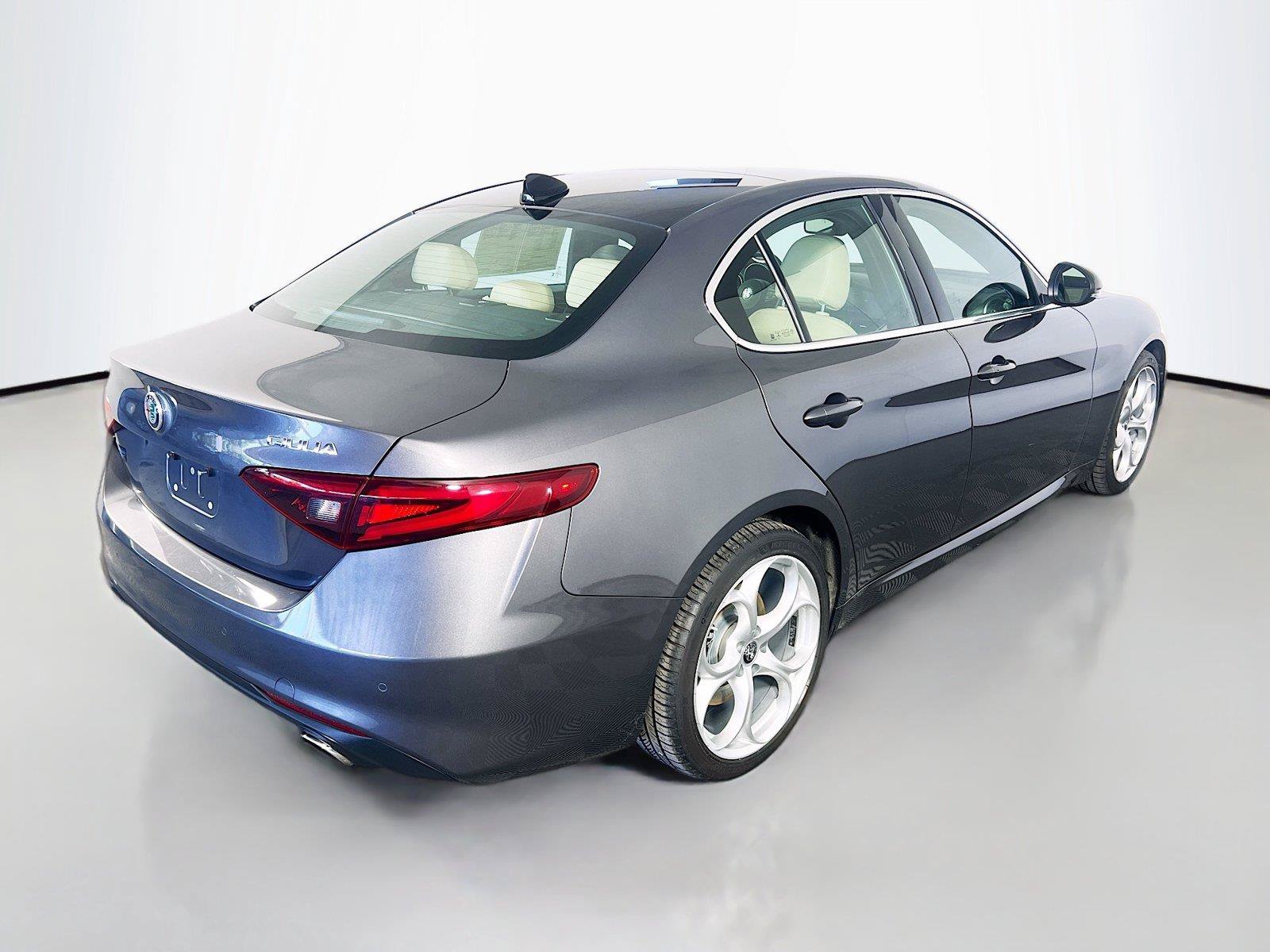 Used 2023 Alfa Romeo Giulia AWD w/ Quick Order Package 22X Lusso image 8