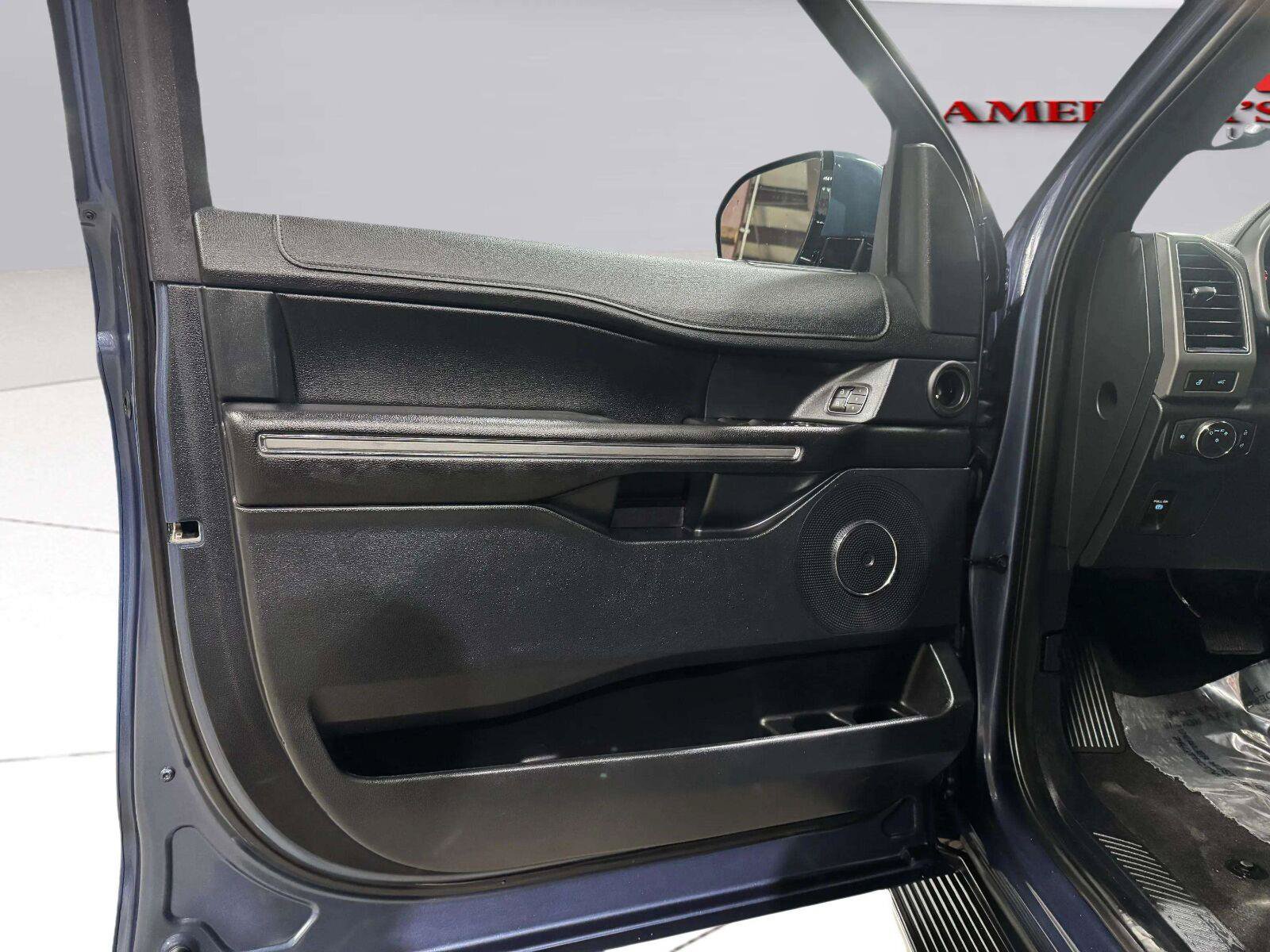 Used 2020 Ford Expedition Max XLT w/ Equipment Group 202A AWD/4WD image 9
