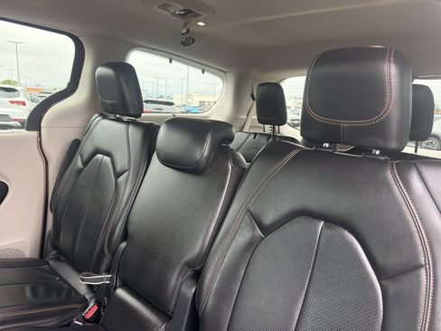 Used 2018 Chrysler Pacifica Touring-L FWD image 31