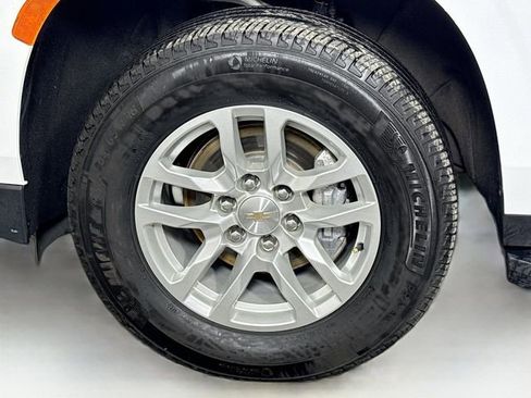 Used 2024 Chevrolet Suburban LT AWD/4WD image 40