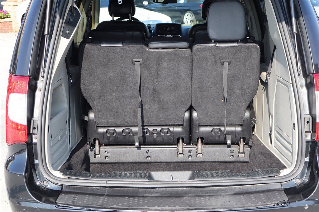 Used 2016 Chrysler Town & Country Touring FWD image 44