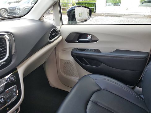 Used 2024 Chrysler Pacifica Touring-L FWD image 31