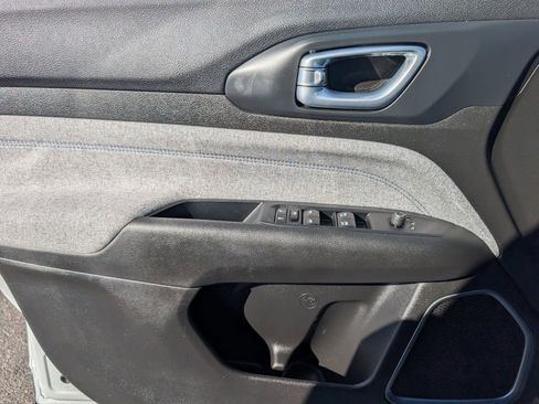 Used 2024 Jeep Compass Latitude image 28